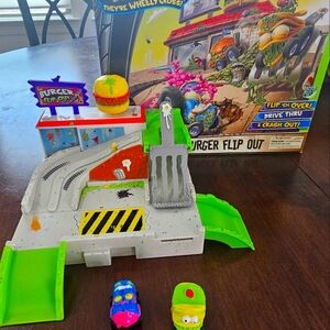 TRASH WHEELS BURGER FLIP OUT WITH BOX 2 EXCLUSIVE CARS